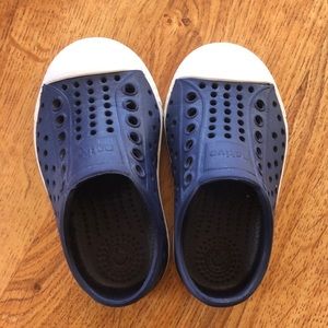 Like new navy Natives size 5